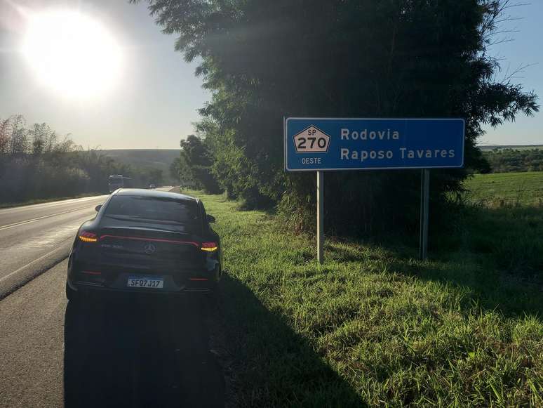 Mercedes-Benz EQE 300 na Rodovia Raposo Tavares, em São Paulo