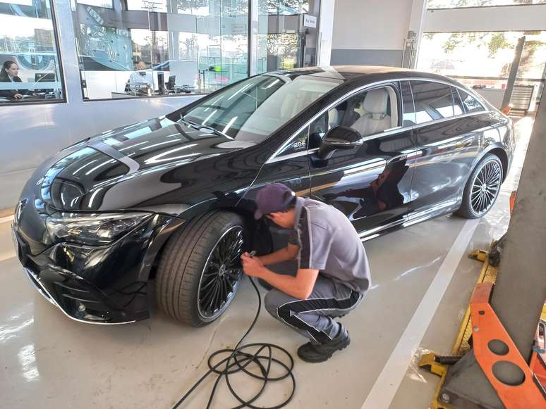 Mercedes-Benz EQE 300 calibrando os pneus numa revenda Mercedes de Londrina