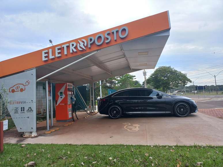 Mercedes-Benz EQE no eletroposto da Copel em Itaipu: 50 kW grátis