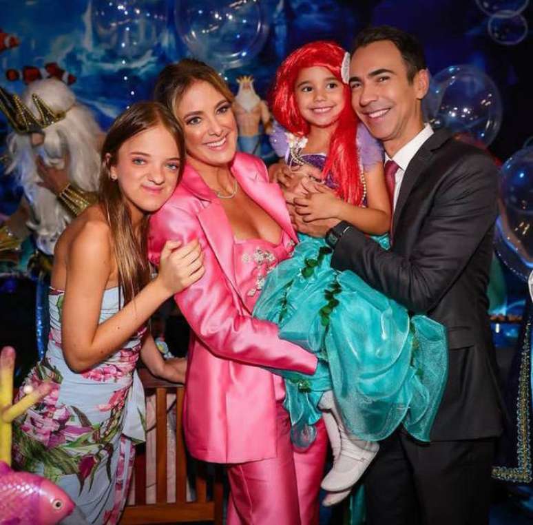 Ticiane Pinheiro com as filhas Rafaella Justus e Manu e o marido César Tralli