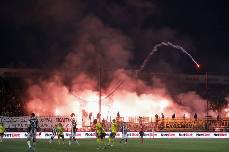 Ultras do PAOK durante uma partida contra o Aris FC –