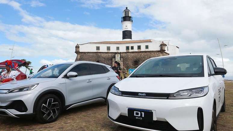 Veículos da BYD em frente ao Farol da Barra. Primeira fábrica da montadora elétrica chinesa nas Américas funcionará na Bahia