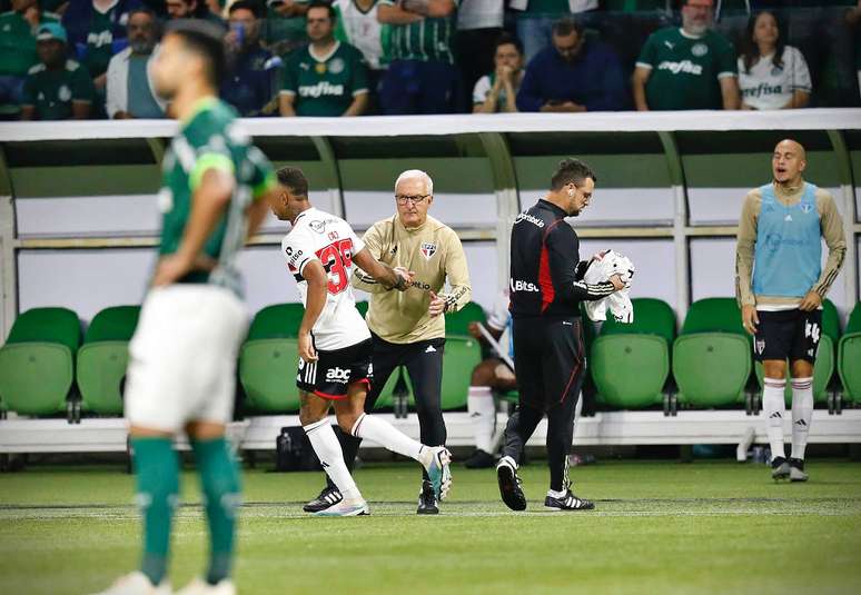 Dorival Júnior comemora gol de Caio Paulista contra o Palmeiras