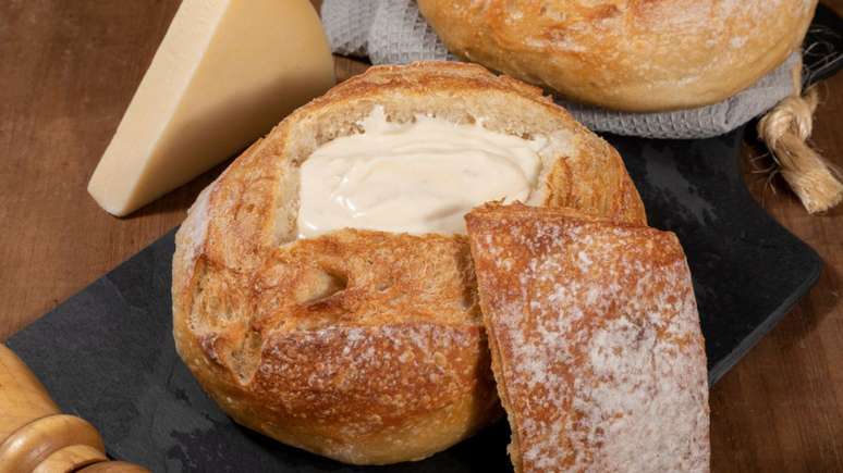 Sopa de queijo no p&atilde;o italiano