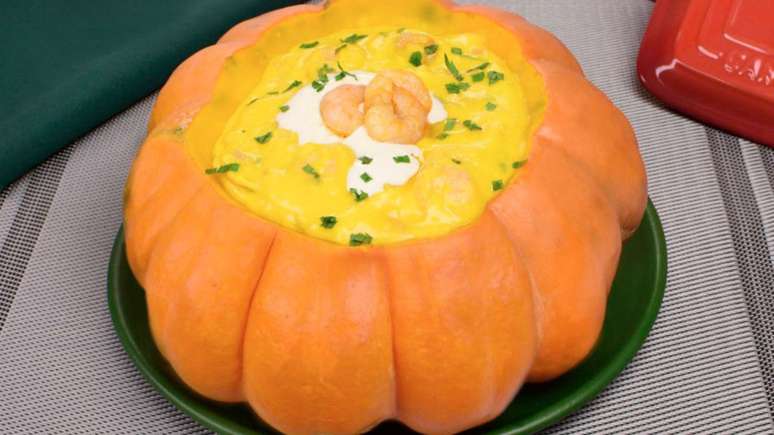 Sopa de camar&atilde;o na moranga