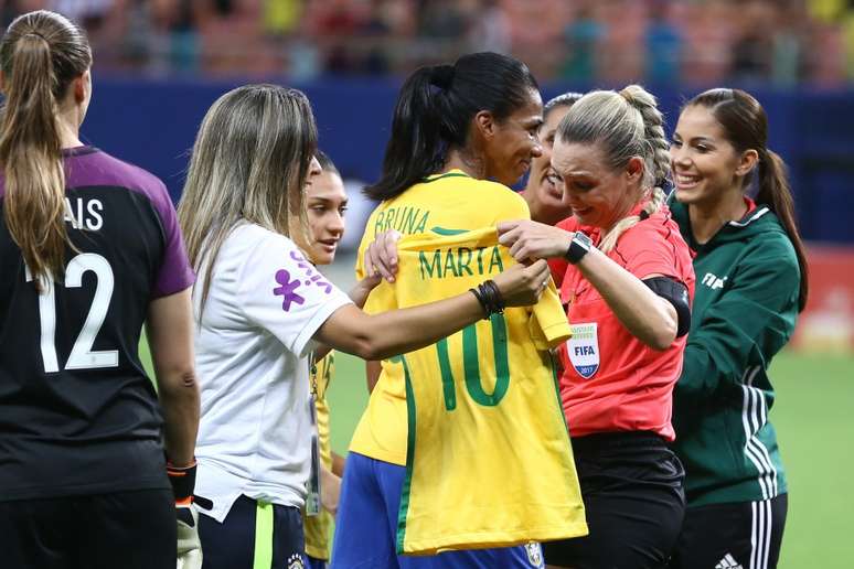 Nadine Basttos em sua despedida dos gramados, no jogo da Seleção Feminina contra Bolívia