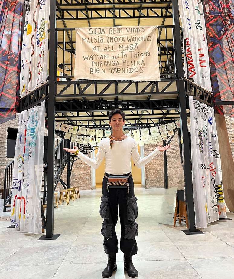 O estilista Maur&iacute;cio Duarte j&aacute; exp&ocirc;s o seu trabalho em v&aacute;rios eventos, como a SPFW 2023