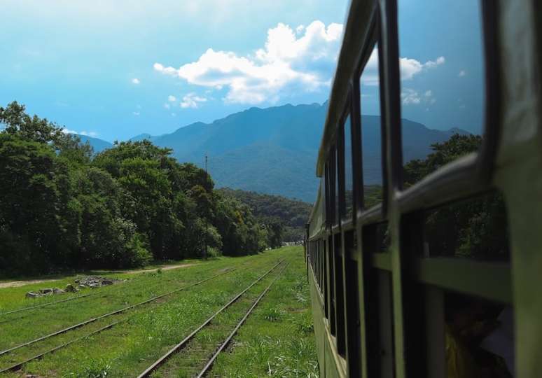 O trem faz passeios turísticos saindo de Curitiba