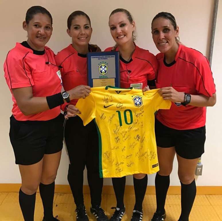 Nadine ao lado da comissão técnica em seu último jogo da carreira