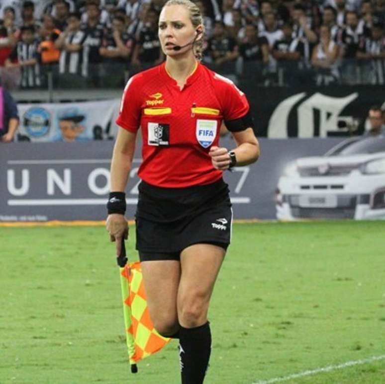 Nadine Basttos como auxiliar de arbitragem