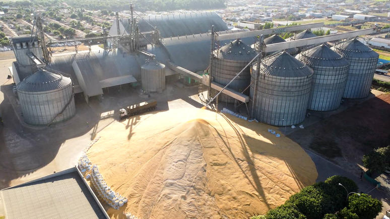 Maior safra de grãos da história e preços baixos da soja e do milho resultam em armazéns lotados e toneladas de milho expostas a temperaturas elevadas, a possíveis chuvas e a ataques de insetos e roedores