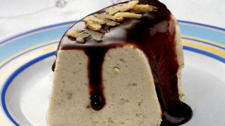 Cream ice cream and hazelnuts