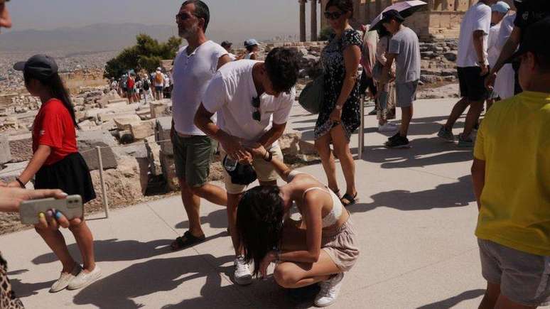 Visitantes foram afetados pelo calor na Acrópole, em Atenas, na Grécia, que fica no topo de uma colina rochosa e oferece pouca sombra