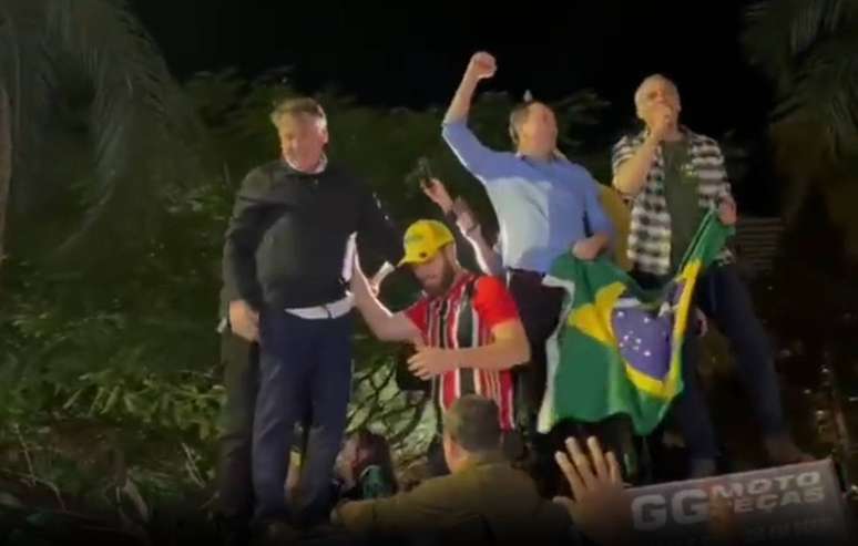 Bolsonaro é aclamado por apoiadores em Goiânia