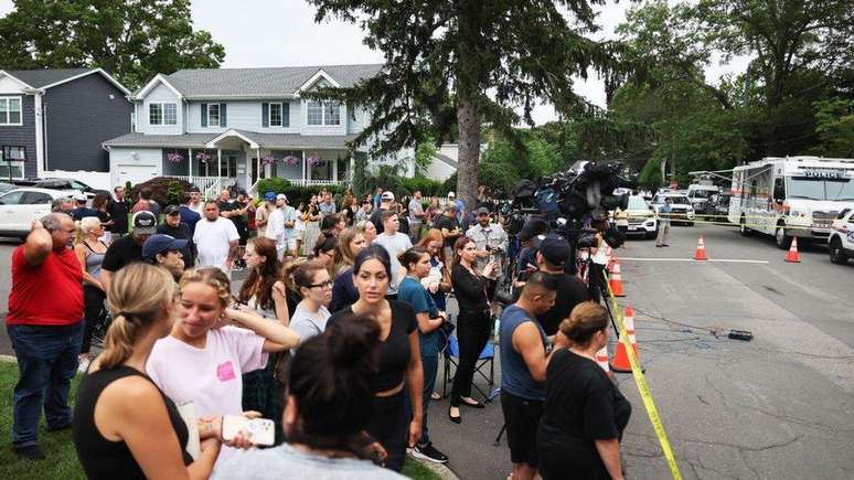 Vizinhos se re&uacute;nem enquanto autoridades revistam casa de Heuermann