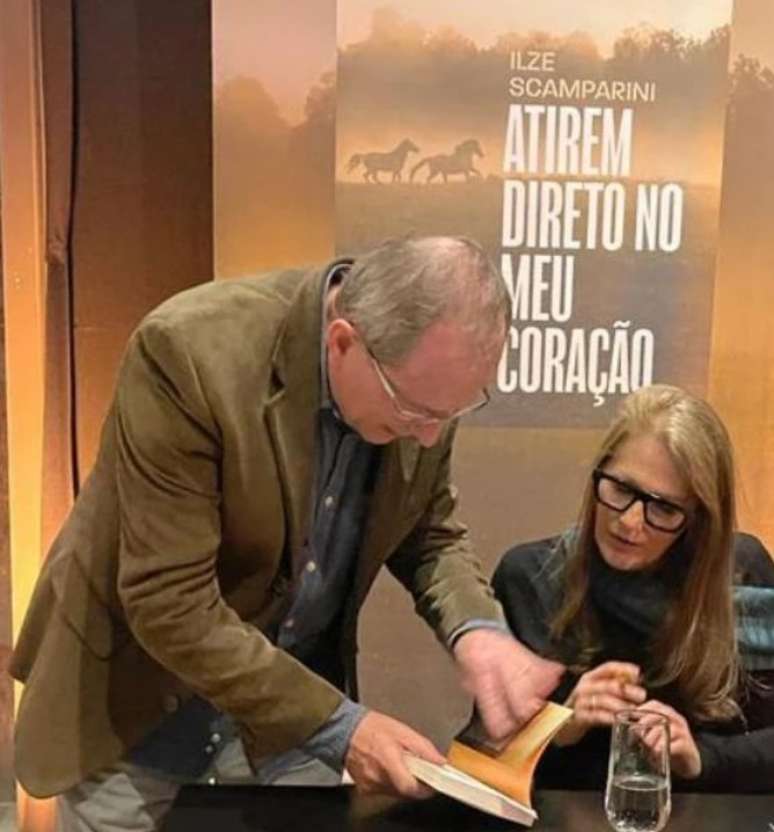 A correspondente da Globo no lançamento de seu livro em Porto Alegre