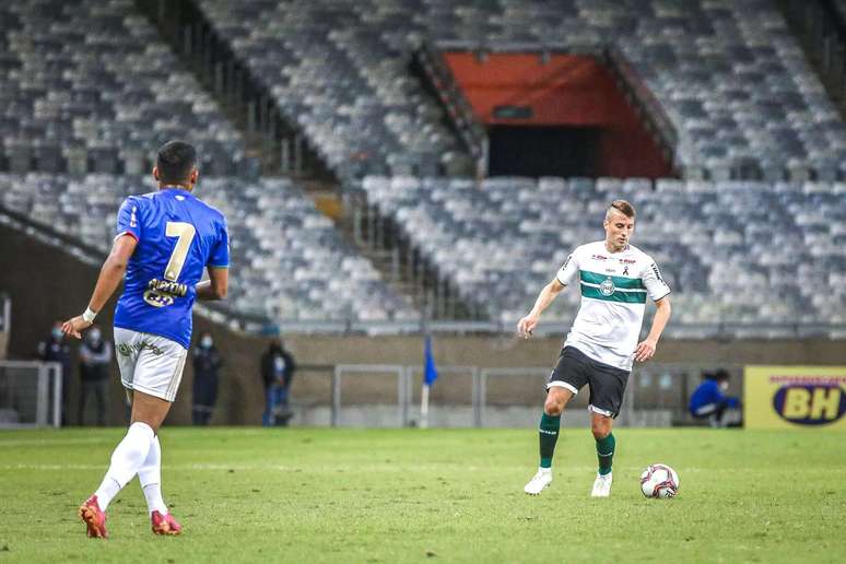 Coritiba domina o clássico e encerra jejum de oito jogos sem vitórias