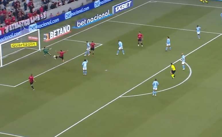 Atletico takes the field, dominates the match and beats Bahia