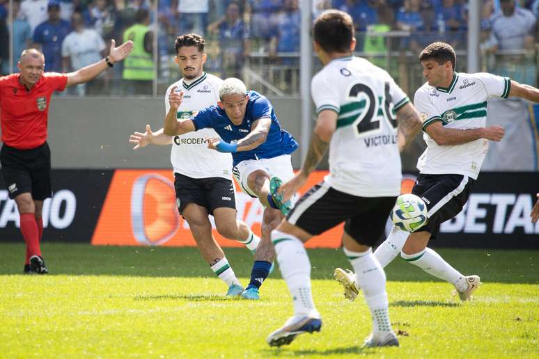 Cruzeiro e Coritiba alternam oportunidades, mas empatam sem gols