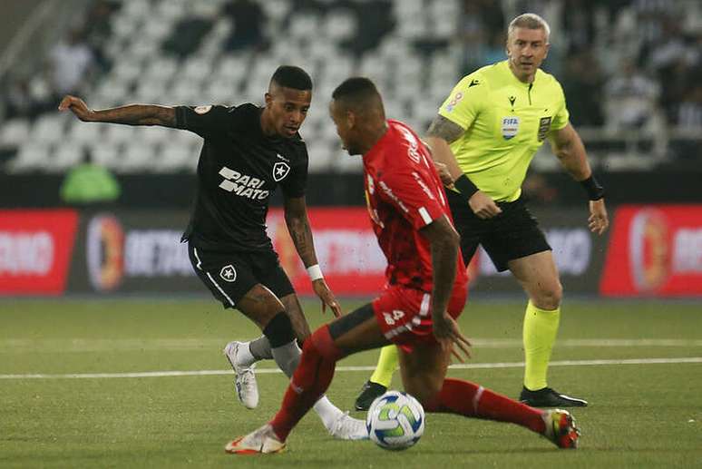 Tch&ecirc;&nbsp; Tch&ecirc; tenta o drible em cima de Nathan, do Bragantino &ndash; Vitor Silva/Botafogo