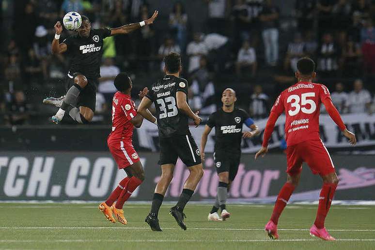 Júnior Santos em cabeçada; atacante do Botafogo foi substituído ainda no primeiro tempo