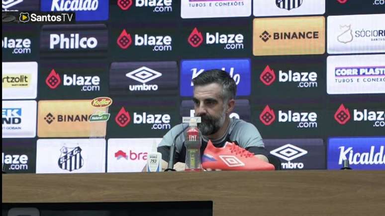 Auxiliar Felipe Endres na coletiva no estádio do Morumbi. (Reprodução: Santos TV)