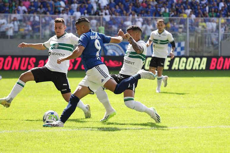 Bruno Rodrigues tenta a finalização para o Cruzeiro. Mas sem sucesso