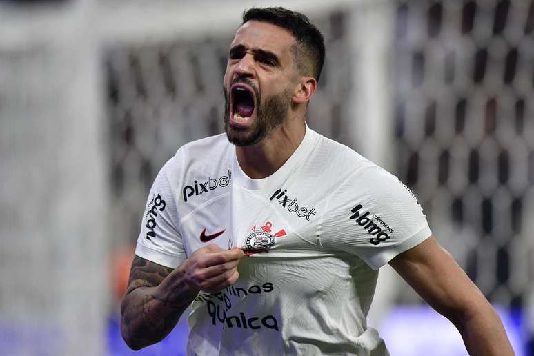 Renato Augusto Cita Desejo De Renovar Com Corinthians Para Ajudar Em ...