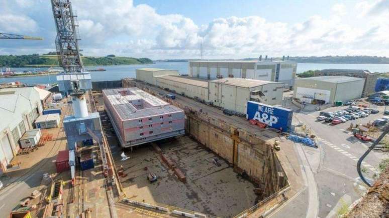 A embarca&ccedil;&atilde;o "Bibby Stockholm" receber&aacute; 500 homens solteiros