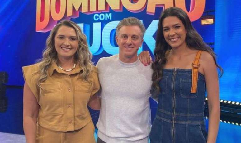 Ana Thaís Matos, Luciano Huck e Renata Silveira durante o ‘Domingão com Huck’ exibido em 16 de julho de 2023