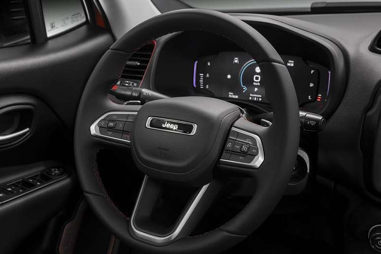 Tecnologia "caixa preta" trava veículo em caso de inadimplência. Sistema é monitorado por app no celular.