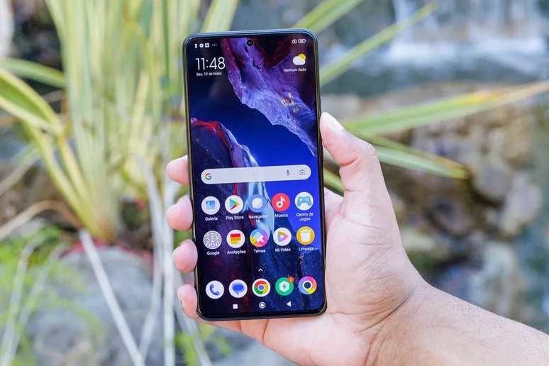The screen of the Poco F5 Pro is as good as that of the s22 ultra (Image credit: Ivo Meneghel Jr./Canaltech)