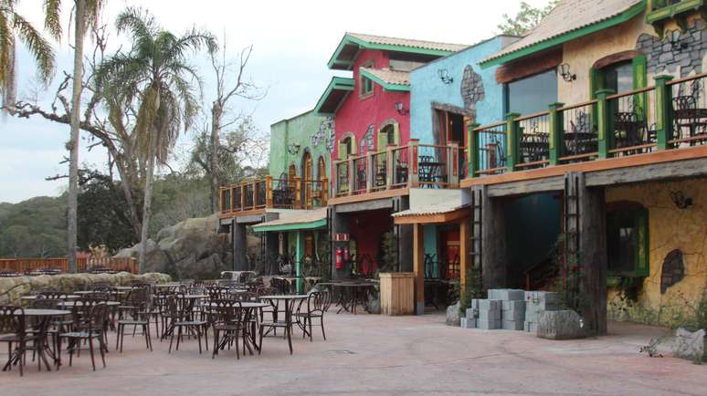 Com lojas e um restaurante, a Vila Animália é o principal ponto de alimentação do parque