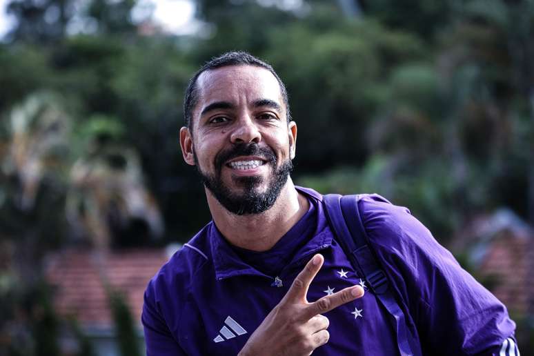 Clube celeste anunciou a saída na manhã desta segunda-feira 