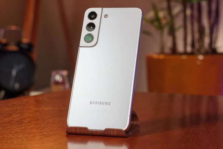The Galaxy S22 is one of the most compact models on sale in Brazil (Image: Ivo Meneghel Jr./Canaltech)