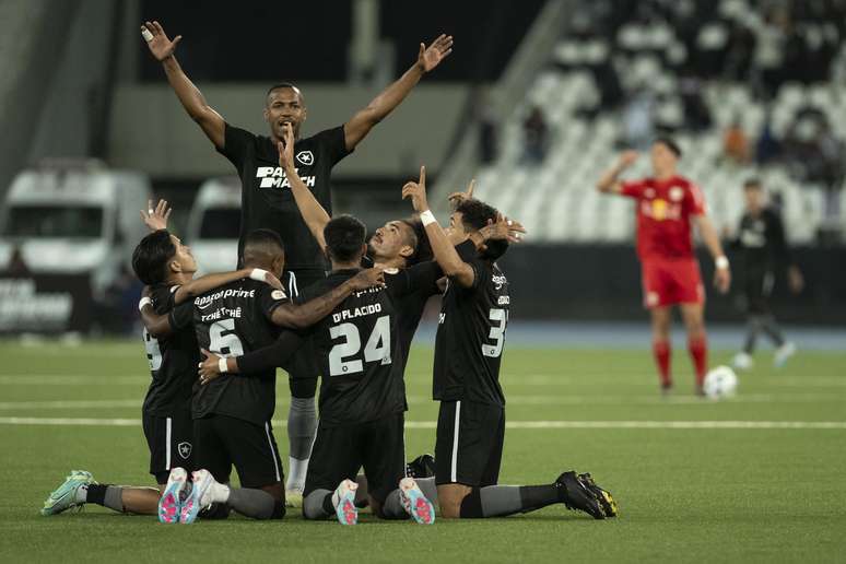 Está difícil seguir o líder, com 39 pontos, muito acima dos concorrentes, com jogadores em excelente fase e esquema bem definido