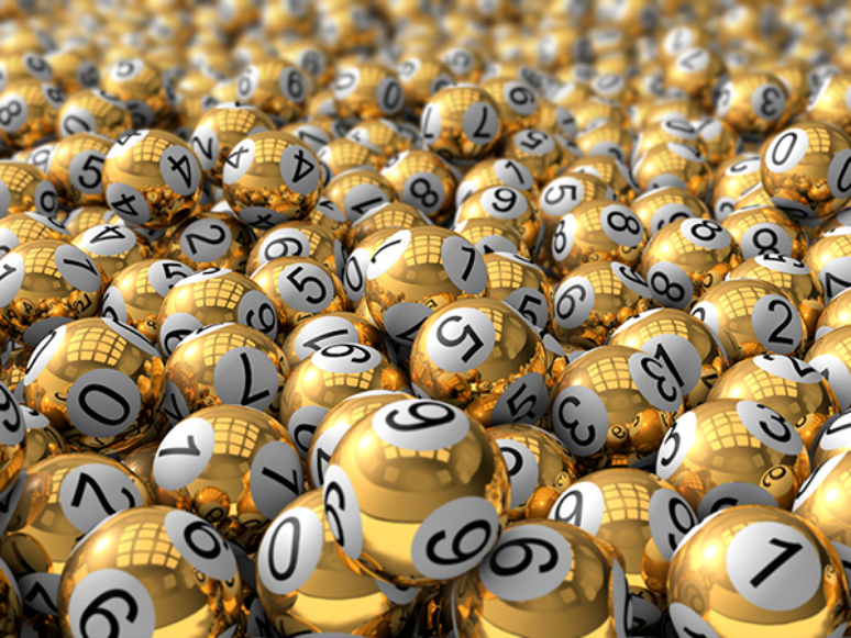 Bolas com números na cor dourada