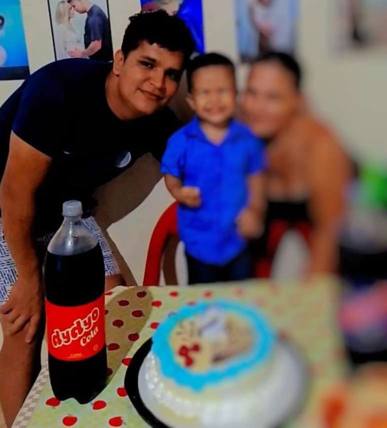 Pai postou a foto com refrigerante de concorrente na mesa e acabou demitido