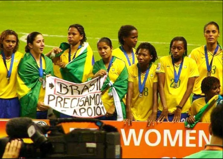 Seleção Feminina protesta após final contra Alemanha, em 2007