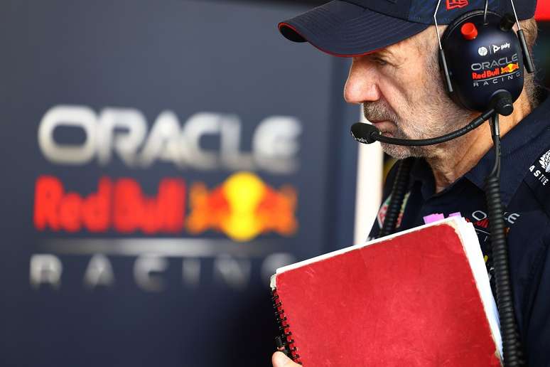Newey e seu caderno: as anotações feitas aqui valem muito para o sucesso da Red Bull