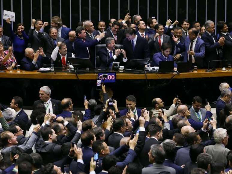 C&acirc;mara dos Deputados aprova reforma tribut&aacute;ria em vit&oacute;ria para o governo
