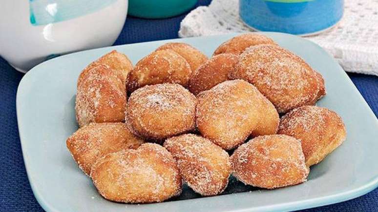 Bolinho de chuva com canela e açúcar