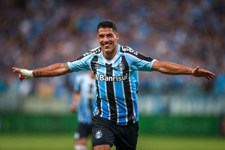 Luis Suárez estaria disposto a devolver salários ao Grêmio para jogar ao lado de Messi –