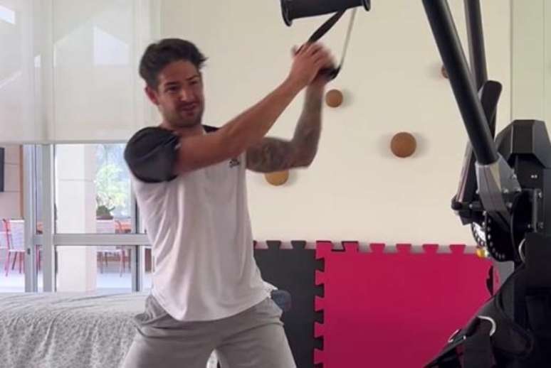 Alexandre Pato publica vídeo treinando em folga do São Paulo