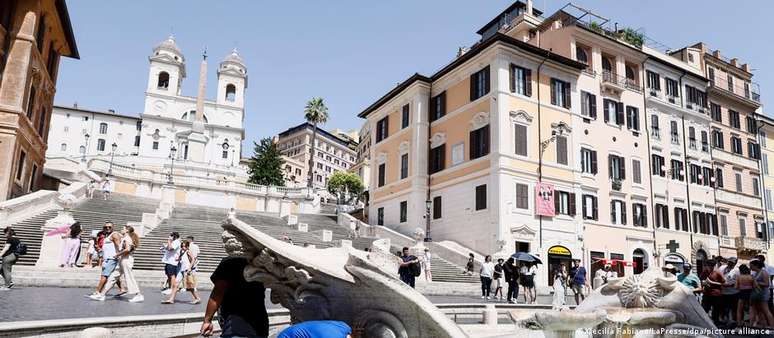 Pessoas tentam se refrescar na Fontana della Barcaccia, em Roma, onde o calor deverá ser recorde