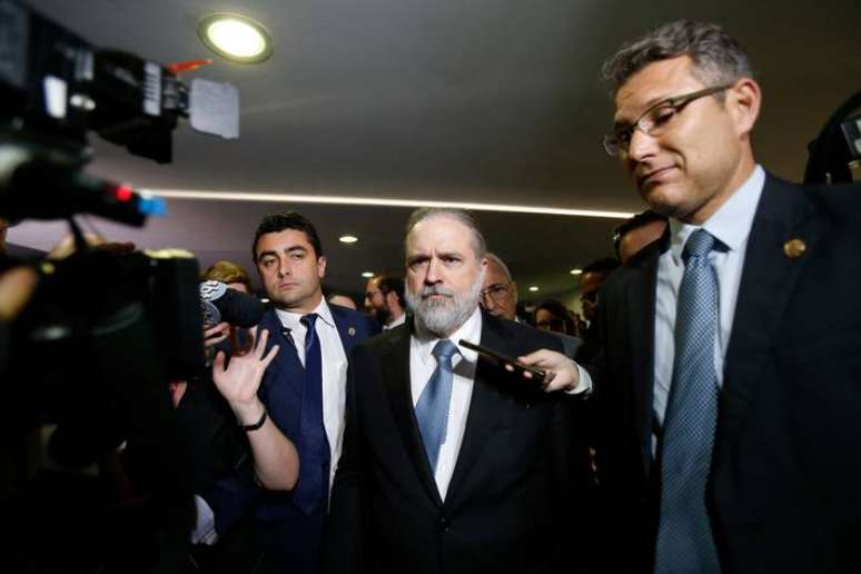 Augusto Aras conversa com a imprensa ao chegar para sabatina no Senado Federal, em 2019