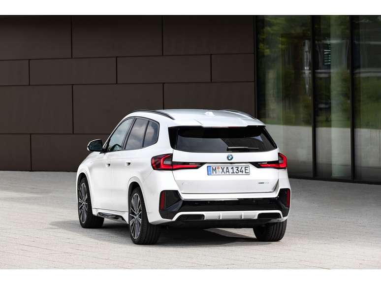 BMW lança o elétrico iX1 no Brasil.