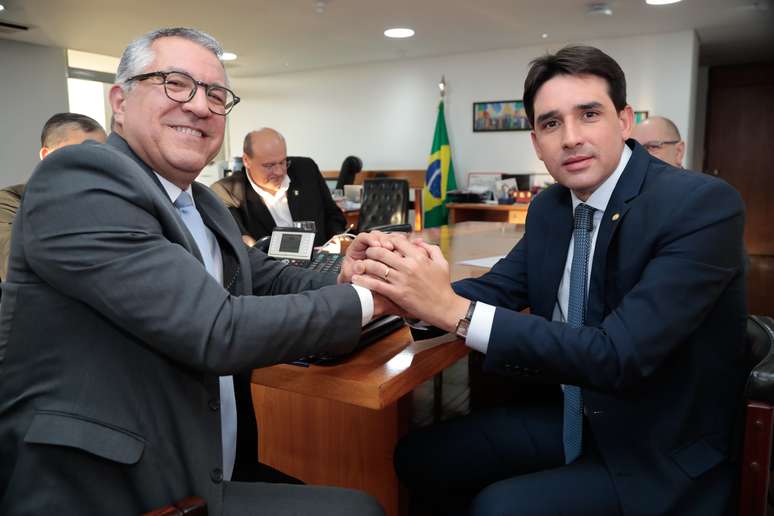 Ministro da SRI, Alexandre Padilha, (esq.), e o deputado Silvio Costa Filho (Republicanos-PE) em reunião no Palácio do Planalto, nesta terça, 18
