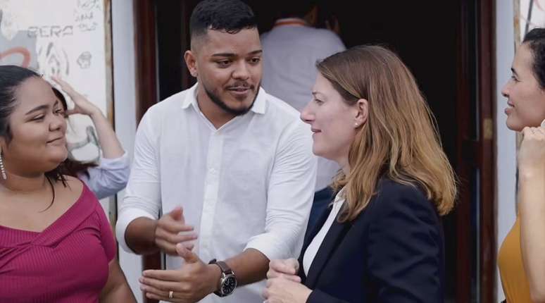 Daniel Paixão conversa com a embaixadora britânica Stephanie Al-Qaq, que visitou o prédio onde será instalado o Hub.Periférico