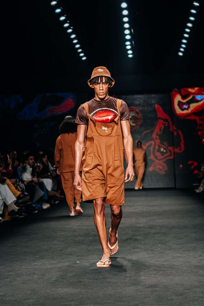 Ganhando as passarelas paulistanas, modelo baiano Leo Sclark desfila na São Paulo Fashion Week em maio de 2023. 